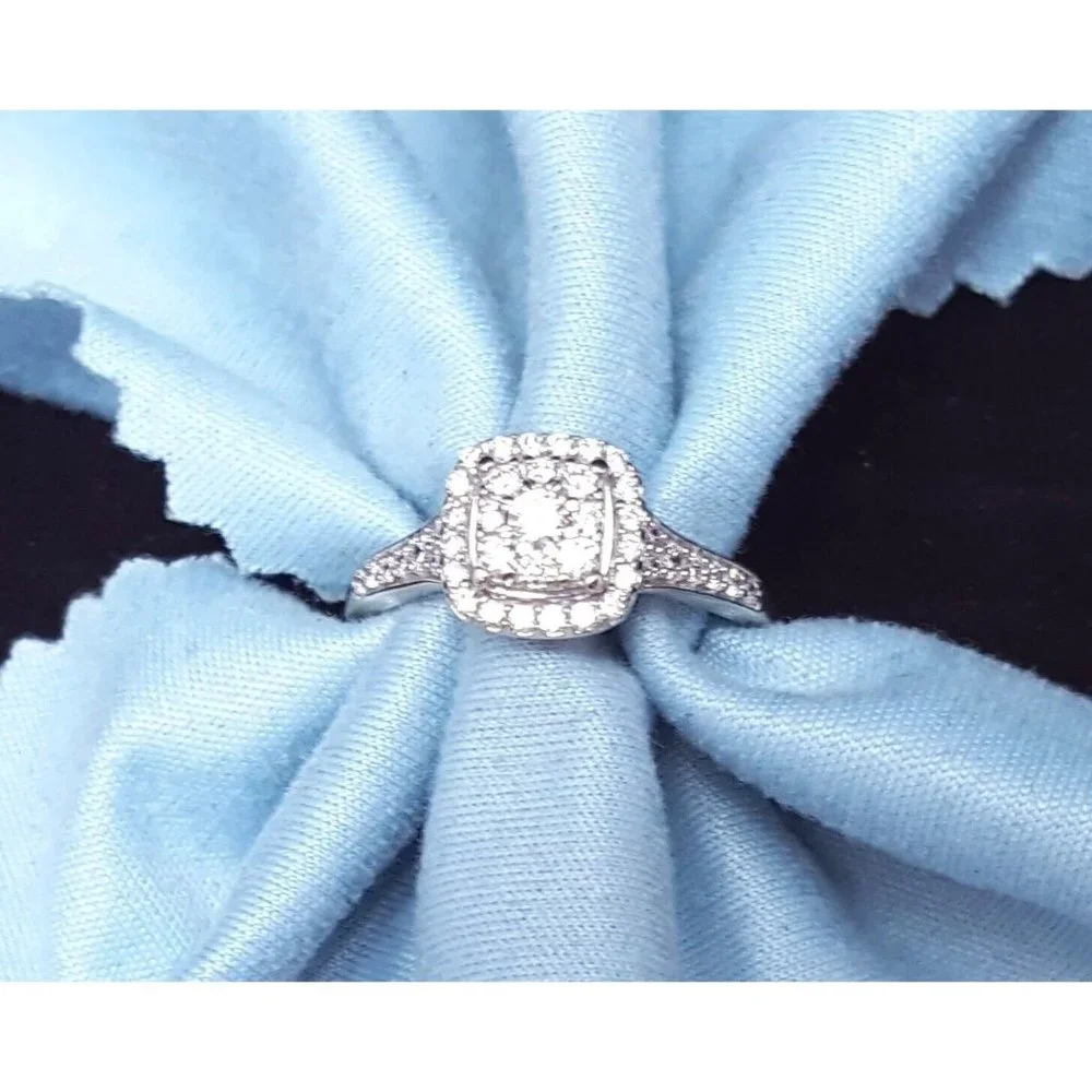 Beautiful 10K Karat Solid White Gold Designer Diamond Cluster Ring - Size 7